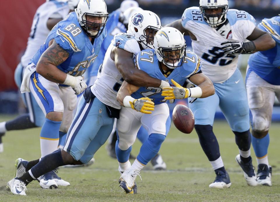 <p>San Diego Chargers running back Kenneth Farrow (27) can’t hold on to the pass as he is hit by Tennessee Titans inside linebacker Avery Williamson during the second half of an NFL football game Sunday, Nov. 6, 2016, in San Diego. (AP Photo/Rick Scuteri) </p>