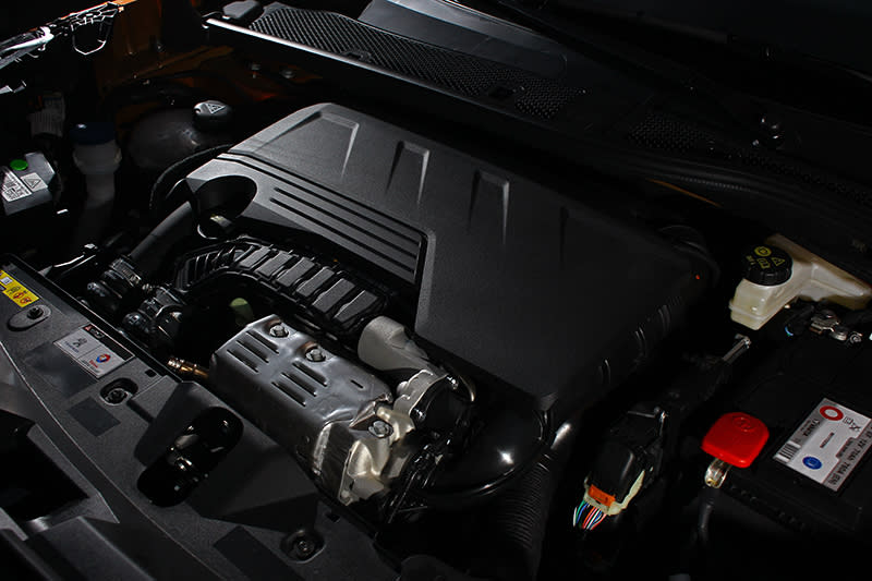 直列三缸渦輪增壓汽油引擎排氣量雖僅有1,199c.c.c，但卻可迸發155bhp與24.5kgm豐沛輸出。