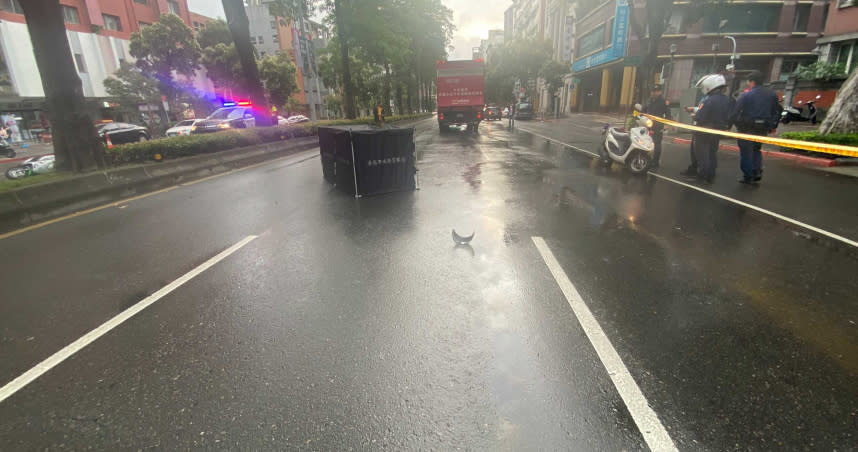 台北市大安區今日上午5時許，1名盧姓女子騎著共享機車卻撞上分隔島，女子噴飛到對向車道上，被大貨車輾過當場死亡。（圖／警方提供）