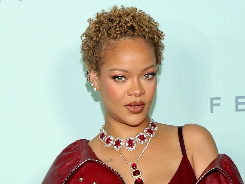 In Los Angeles zeigte sich Rihanna am 10. Juni mit einer lockigen Kurzhaarfrisur. (Bild: getty/Kayla Oaddams/WireImage)