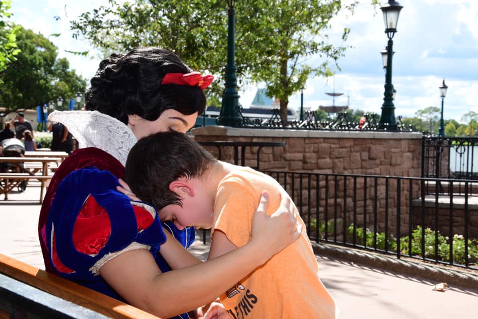 A crying boy with autism was comforted by Snow White at Walt Disney World. (Photo: Courtesy of Lauren Bergner) 