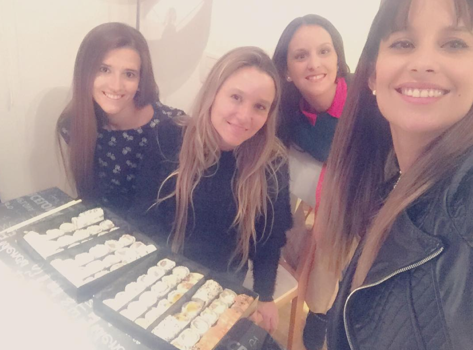 Entre amigas. Lourdes no se privó de compartir una noche de sushi con sus amigas correntinas. “La correntinada disfrutando de sushi hecho especialmente para embarazada. Sushi vegetariano y cocido”, fue su mensaje.- Foto: Instagram.com/lourdessanchezok