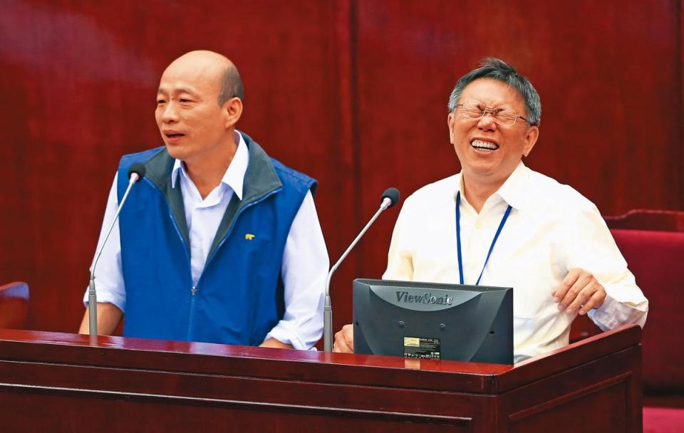 韓國瑜（左）曾在北市議會備詢時，與北市議員王世堅對決，力戰「菜蟲」罵名。右為時任台北市長的柯文哲。（聯合知識庫）