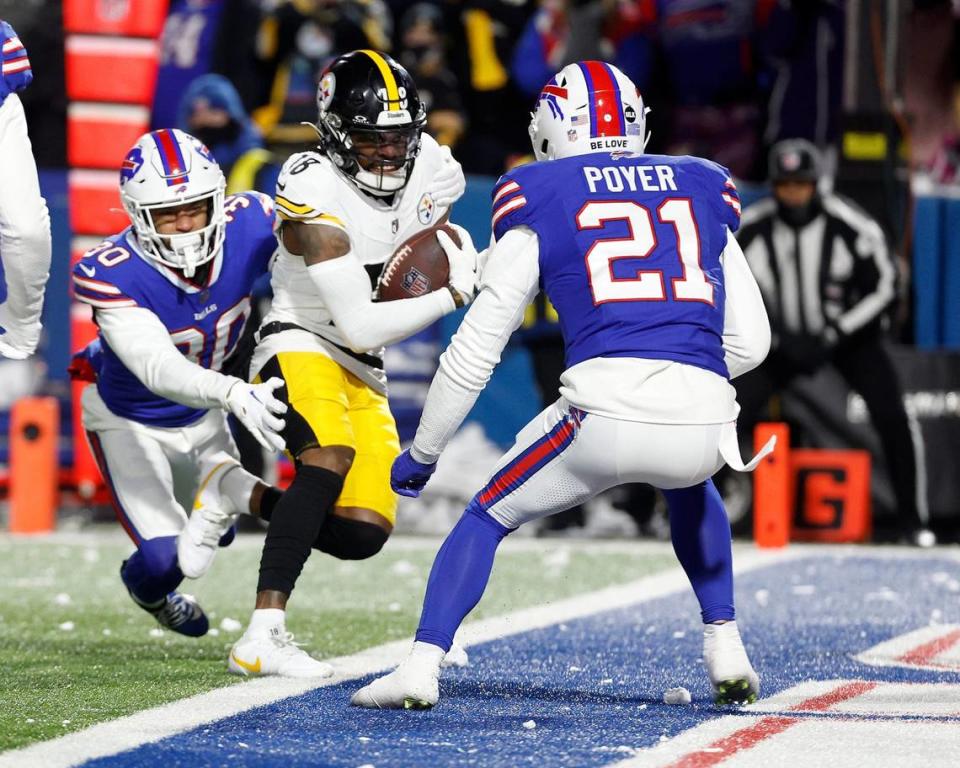 Pittsburgh Steelers wide receiver Diontae Johnson (18) scores on this 10 yard catch.