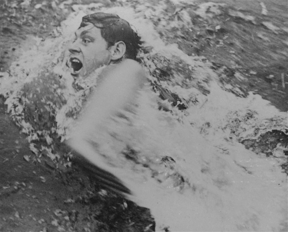 ARCHIVO - Johnny Weissmuller compite en un torneo internacional de natación en la piscina Tamagawa en las afueras de Tokio, noviembre de 1928. Weissmuller interpretó a Tarzán en cine, pero era una superestrella de la natación en Francia hace 100 años. (Foto AP, archivo)