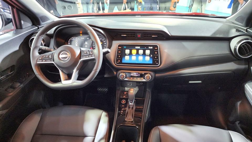 車艙鋪陳格局未變，以7吋儀錶幕、8吋X-Media III多媒體觸控螢幕與D-Shape平底運動化方向盤等配備為主視覺。