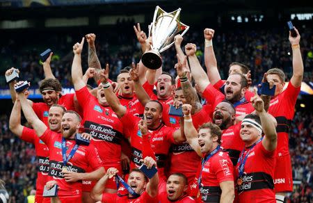 Rugby Union - ASM Clermont Auvergne v RC Toulon - European Rugby Champions Cup Final - Twickenham Stadium, London, England - 2/5/15 Toulon celebrate winning the European Rugby Champions Cup Final with the trophy Action Images via Reuters / Andrew Couldridge