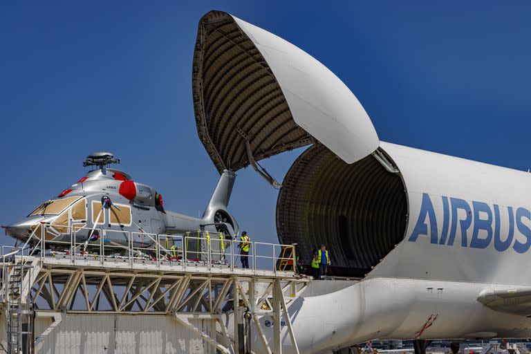 El avión de carga Airbus Beluga ST en Brasil descarga un Airbus ACH160 Line Lounge.