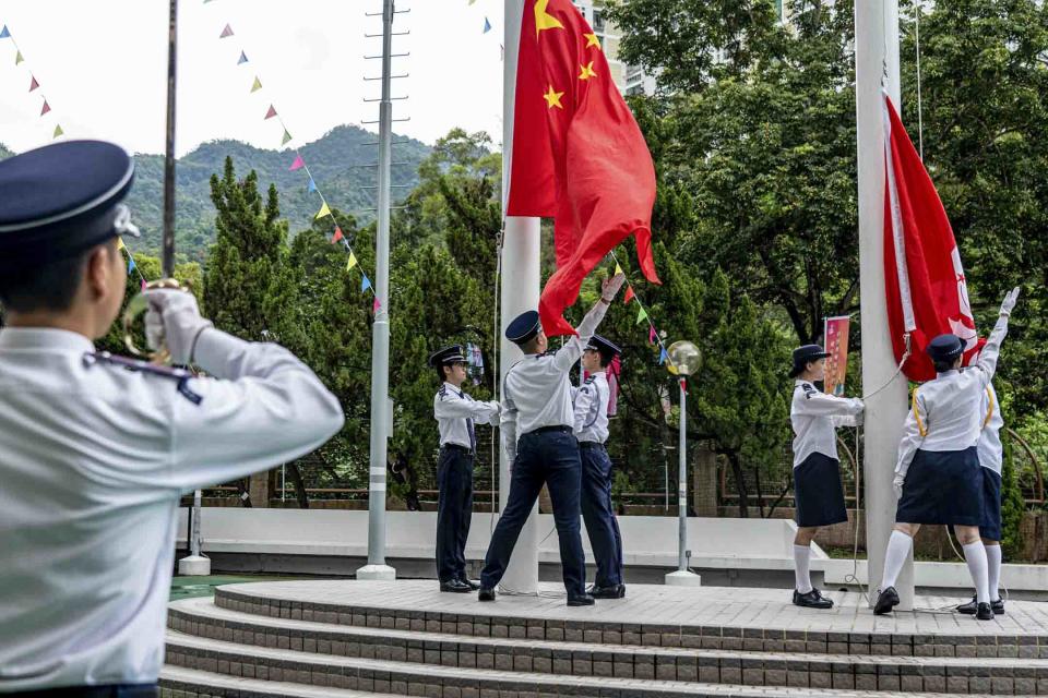 2023年7月1日，大圍，教育界團體舉行慶回歸慶典，學生在校內進行升旗儀式。攝：Ryan Lai/端傳媒