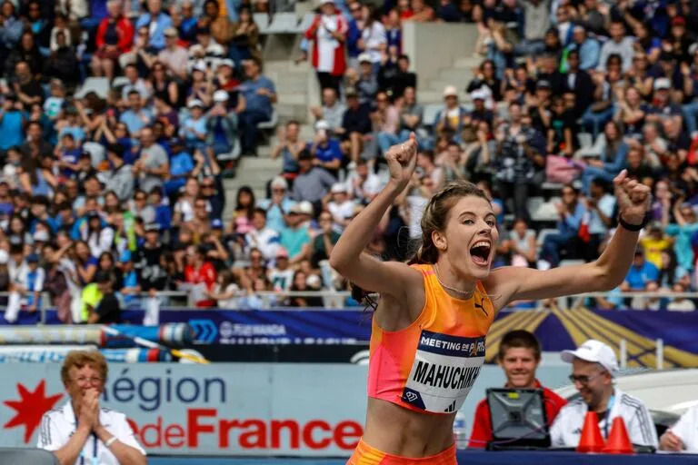 La felicidad de la ucraniana Yaroslava Mahuchikh, luego de batir el récord mundial de salto en alto después de 36 años