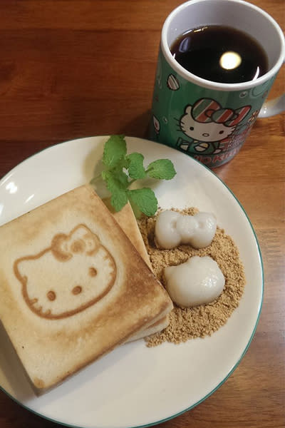 簡單的吐司套餐，當作下午茶點心也很適合。（圖片來源／紅櫻花 Hello Kitty 台灣伴手禮）