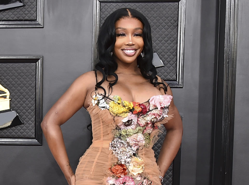 ARCHIVO - SZA llega a la 64a entrega anual del Grammy en Las Vegas el 3 de abril de 2022. SZA recibió nueve nominaciones al Grammy el viernes. (Foto Jordan Strauss/Invision/AP, archivo)