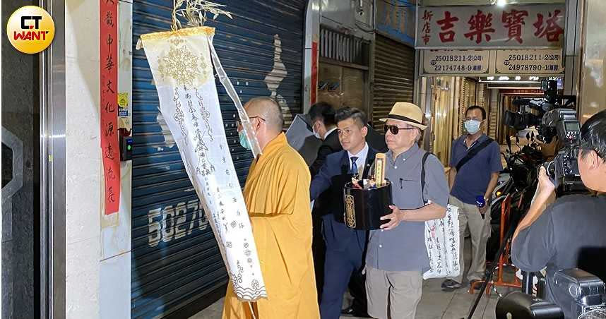 7日晚間8點，羅霈穎大哥羅青哲捧斗由師父帶領，前往民權東路靈堂。（圖／彭子桓攝）