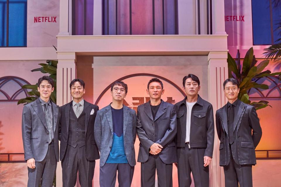 柳演錫（由左至右）、朴海秀、導演尹鍾彬、黃晸珉、河正宇、趙祐鎮出席《毒梟聖徒》記者會。（Netflix提供）