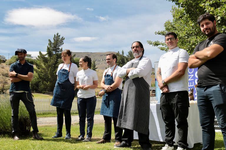 Inicio de la Experiencia Guanaco con los chef y organizadores del evento: Matías Lesser, Karina Alegría, Alejandra Repetto, Agustín Kuran, Martín Repetto, Luciano Nanni, y Pablo Morresi