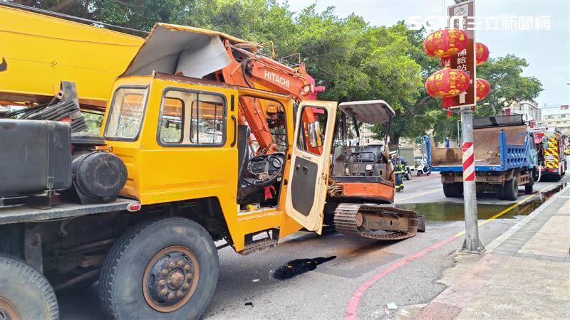 貨車上的挖土機掉落，剛好砸中吊車駕駛艙。（圖／翻攝畫面）