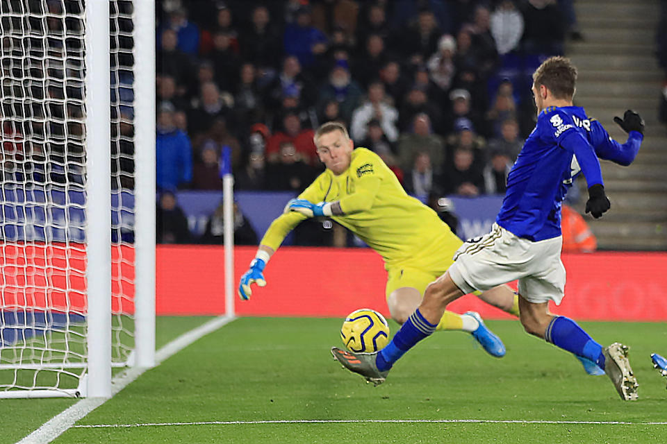 Jamie Vardy of Leicester City scores the equalising goal. (Credit: Getty Images)