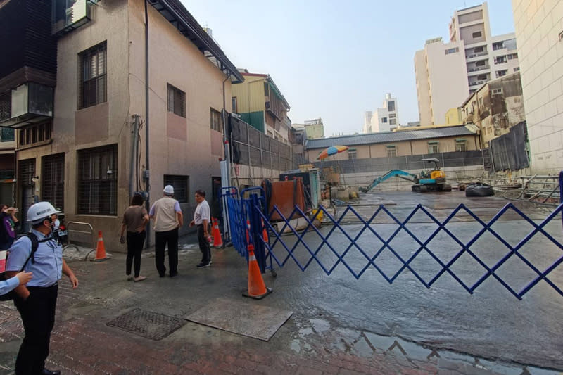 台南工地開挖損鄰  11戶疏散安置 台南市北區北華街1處建築工地日前發現工地有安全 疑慮，市府11日勒令停工，經勘驗發現已造成鄰近住 宅傾斜，區公所協助疏散11戶住戶緊急安置，後續將 由台南市土木技師公會調查原因。 （台南市工務局提供） 中央社記者楊思瑞台南傳真  113年4月11日 