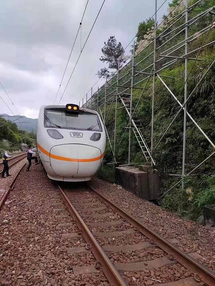 鋼軌樁斷裂飛擊太魯閣車頭　臺鐵嚇冷汗下令停工調查