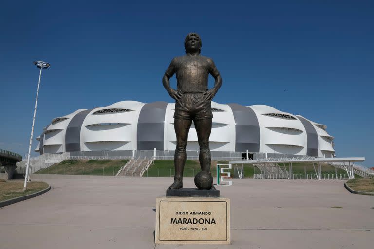 La estatua de Diego Maradona delante del estadio Madre de Ciudades, en Santiago del Estero