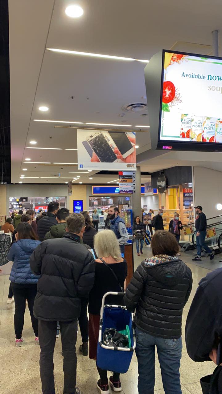 Image of shoppers lining up at Abbotsford Aldi to buy Le Creuset cookware