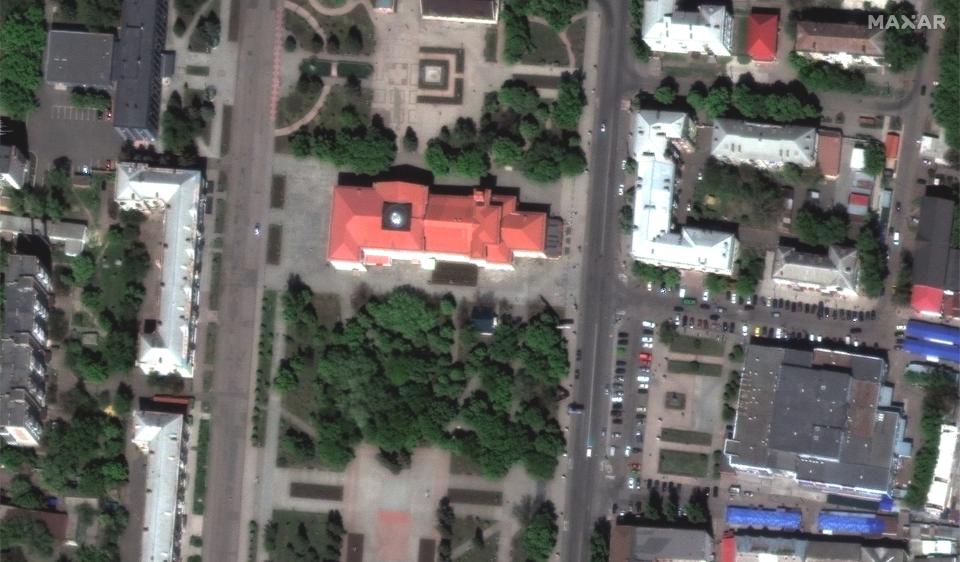 Aerial view of a theatre and shops in Bakhmut before the attacks (Maxar)