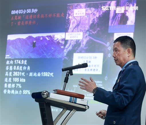 空軍司令部督察長黃志偉少將說明有關UH-60M黑鷹直升機失事黑盒子解讀報告。（圖／記者邱榮吉攝影）