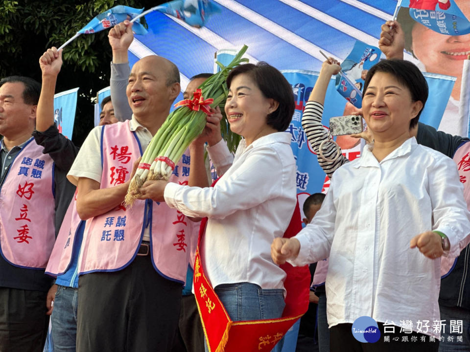 韓國瑜致贈青蒜預祝楊瓊瓔高票凍蒜連任。