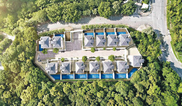 大埔泓山共有十三幢洋房，全數設有泳池及花園。