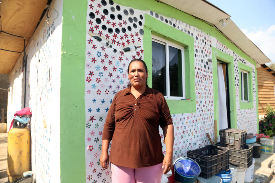 <p>TETELA DEL VOLCÁN, MORELOS.- Delfina Guzmán frente a su casa construida con botellas de plástico rellenas de tierra. La organización no gubernamental “Trabajemos Juntos”, integrada por Lucero Sánchez, Pilar Peña y Catalina Dí­az, gestionó fondos para la construcción de dos casas ecológicas en beneficio de afectados por el sismo del pasado 19 de septiembre. Una de las casas fue construida con botellas de plástico y vidrio, y la otra con pallets de madera. El diseño de las casas es del ingeniero Mario Alberto Tapia. En su construcción se utilizaron seis mil botellas de litro de refresco, llantas, y material reutilizable. FOTO: MARGARITO PÉREZ RETANA /CUARTOSCURO.COM </p>