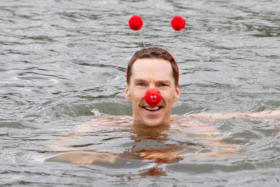 Auch sonst engagiert sich Cumberbatch für soziale Zwecke: Im März 2019 ging er in den eiskalten Londoner Hampstead Ponds schwimmen, um im Rahmen des "Red Nose Day" Spenden zu sammeln. (Bild: Getty Images/Neil P. Mockford)
