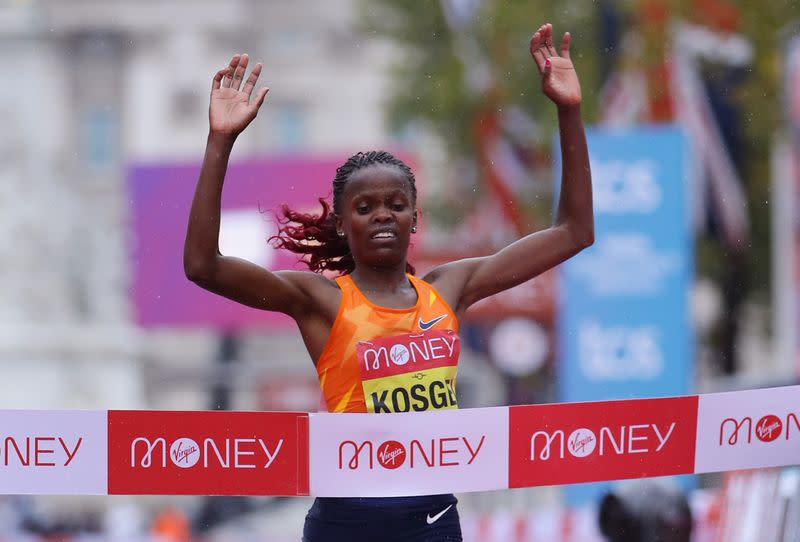 La keniana Brigid Kosgei pasando la línea de meta en la maratón de Londres, Londres, Reino Unido, 4 de octubre de 2020