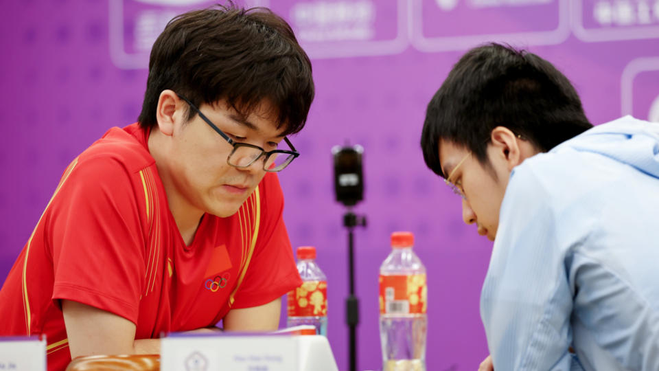柯潔(圖左)惜敗台灣好手許皓鋐(圖右)，獲得杭州亞運圍棋男子個人銀牌。(圖／新華社)