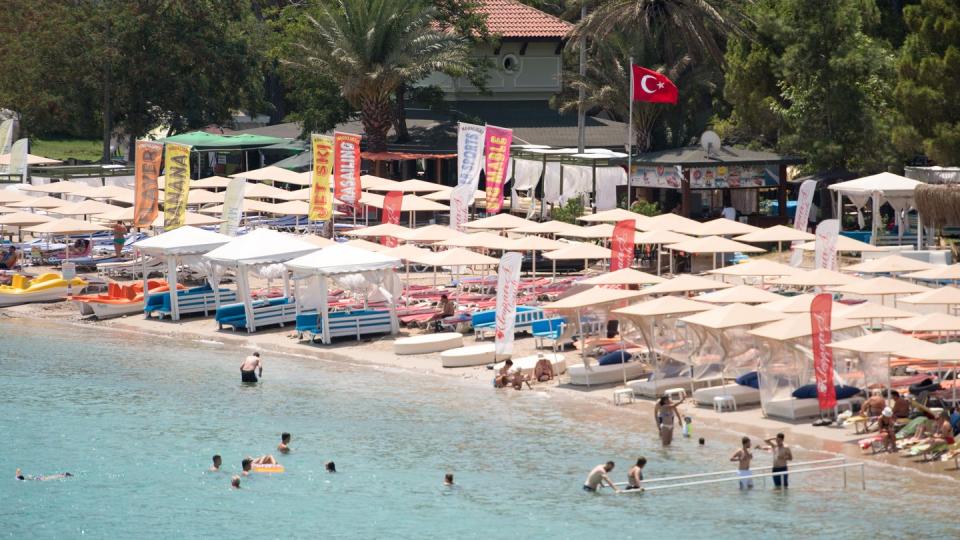 Touristen an einem Strand im türkischen Badeort Kemer. Aus der Bundesregierung gibt es positive Signale für einen Sommerurlaub in der Türkei.