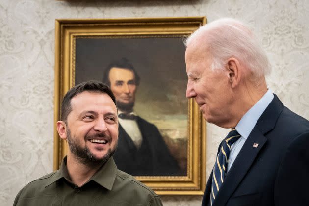 Prezydent USA Joe Biden wita prezydenta Ukrainy Wołodymyra Zełenskiego w Gabinecie Owalnym Białego Domu, 21 września 2023 r.