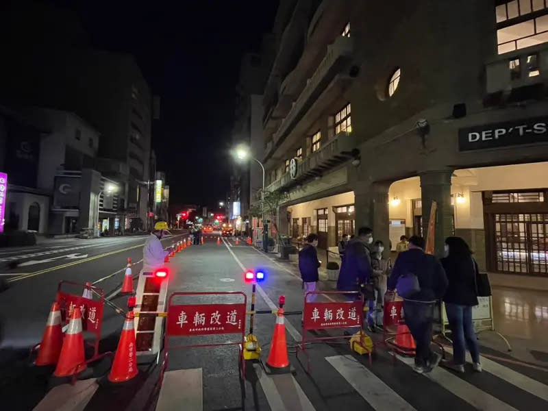 ▲警方一度封閉中正路至友愛街間的忠義路段單向車道，進行路面清理。（圖／台南市政府提供）