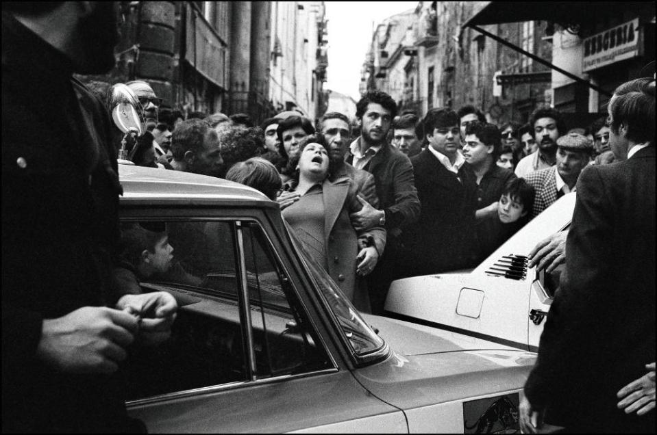 Boris Giuliano, jefe del escuadrón volador, en la escena de un asesinato en Piazza del Carmine, Palermo, 1978