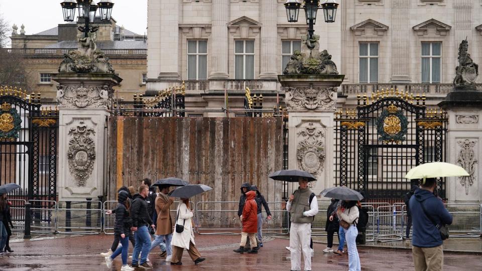 Ein Auto ist in ein Tor des Buckingham-Palasts in London gekracht. (Bild: dpa)