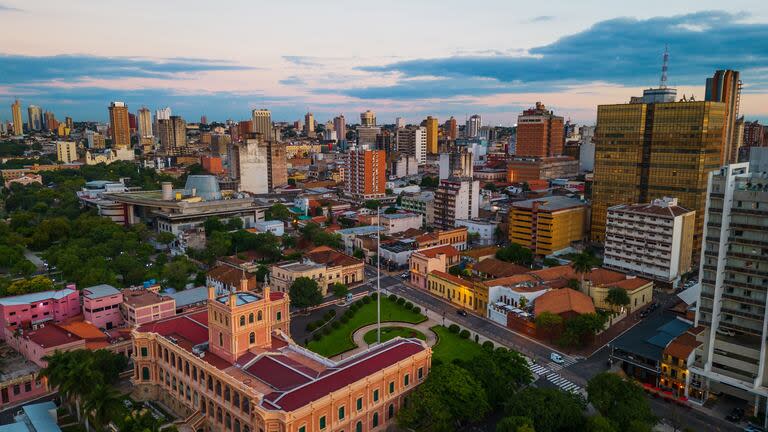 Una vista aérea de Asunción, con el Palacio de López, la casa de gobierno, al frente