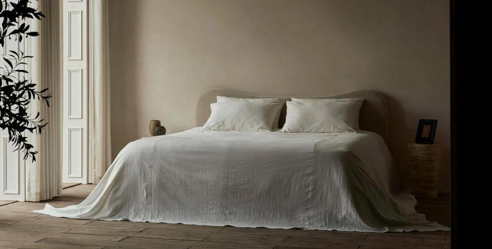 The Esmé bed in medium-weight linen in Warm Oatmeal by Sixpenny