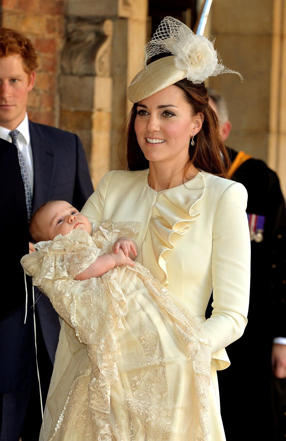 Für die Taufe von Prinz George am 23. Oktober 2013 wählte Kate ein gelbes Outfits mit Rüschen – ebenfalls von Alexander McQueen. (Bild: AP Photo)