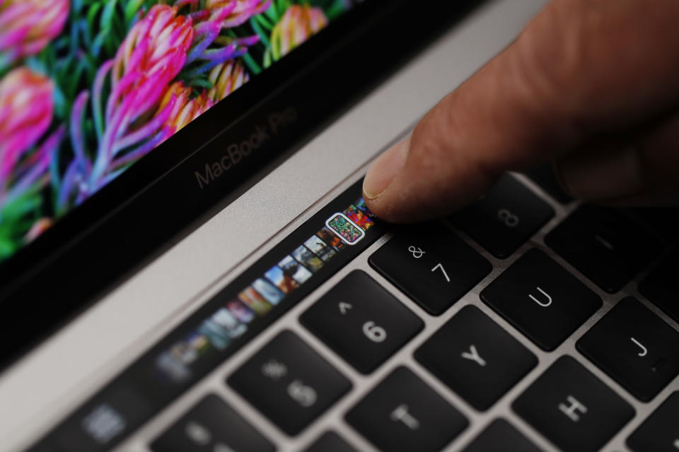 Die Touch Bar des McBook Pro hat wohl eine weitere Schwachstelle. (Bild: Getty Images)