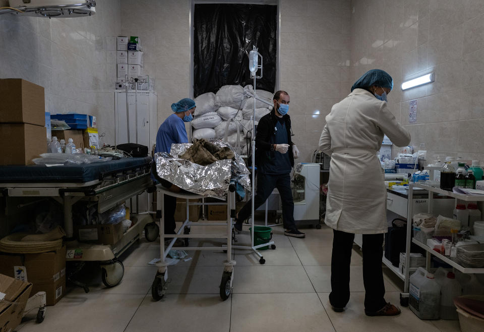 Médicos y enfermeras operan detrás de sacos de arena y ventanas oscurecidas en un hospital militar en la región ucraniana del Donbás, el 7 de mayo de 2022. (Lynsey Addario/The New York Times)