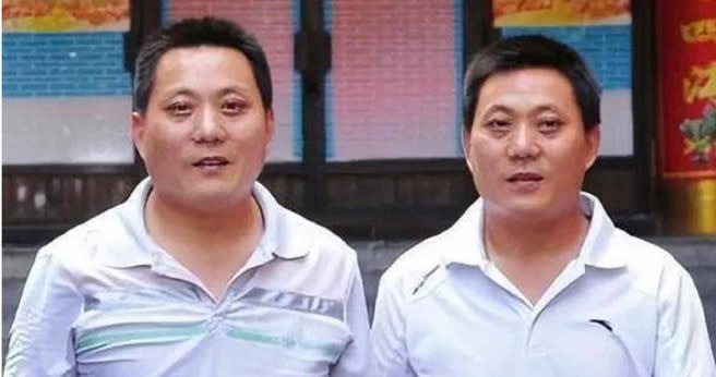 劉永剛(左)在一次被誤認的情況下，奇蹟似與失散41年的雙胞胎哥哥曾勇(右)重逢。(圖／搜狐新聞)