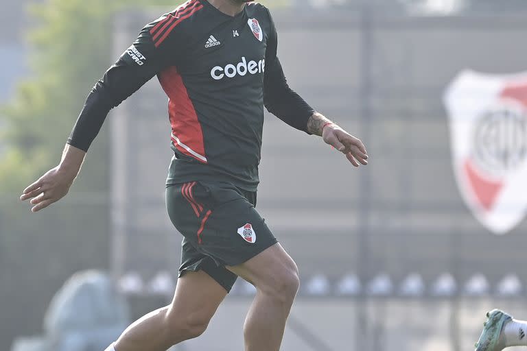 Leandro González Pirez, durante una práctica en River Camp