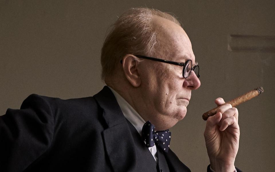 In der Rolle des legendären britischen Premierministers Winston Churchill stellte Gary Oldman einmal mehr seine enorme Wandlungsfähigkeit unter Beweis. Die Belohnung: Oldman wurde für seinen Auftritt in "Die dunkelste Stunde" (2017) jeweils mit einem Oscar und einem Golden Globe als bester Hauptdarsteller ausgezeichnet. Inszeniert wurde das historische Drama von Regisseur Joe Wright. (Bild: 2017 Universal Pictures GmbH)