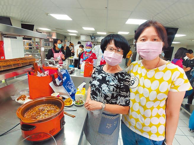 雲林縣母女檔參賽滷肉飯大賽，女兒是主廚。（周麗蘭攝）