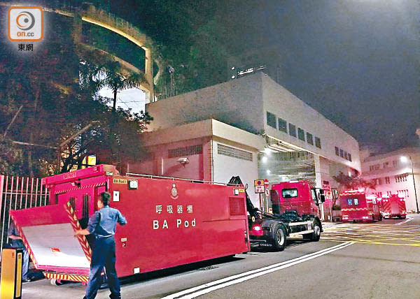多輛消防車參與救援。