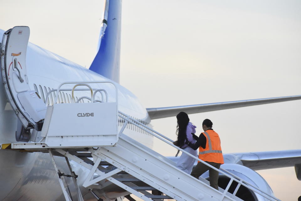 Migrantes venezolanos abordan un avión con destino a su país natal en Harlingen, Texas, el miércoles 18 de octubre de 2023. (AP Foto/Valerie Gonzalez)