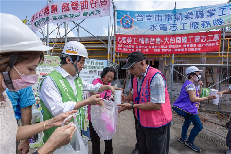 副總統賴清德6日上午出席「高雄市大樹區做工行善團活動」，並帶來飲料給大家喝。（圖／總統府提供）